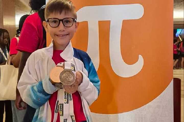 Venezuela celebra el logro de Mateo Pérez al coronarse campeón mundial de Matemática
