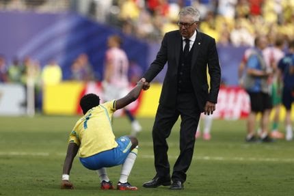 carlo-ancelotti-dt-brasil-levanta-del-suelo-vinicius-junior-la-eliminacion-brasil-frente-noruega