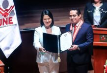 Keiko Fujimori es oficialmente Presidenta Electa del Perú Keiko Fujimori recibe credenciales