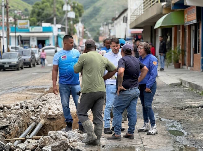 Supervisan obras de sustitución de tuberías en el casco central de Guacara sustitución de tuberías