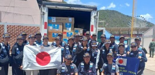 Condecoran al Equipo de Emergencias Médicas de Japón por su labor en La Guaira