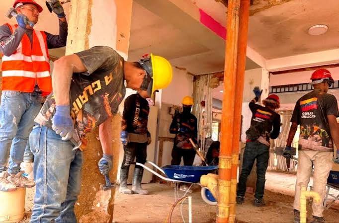 Más de 1.300 obreros se mantienen desplegados en La Guaira para su reconstrucción Más de 1.300 obreros se mantienen desplegados en La Guaira para su reconstrucción
