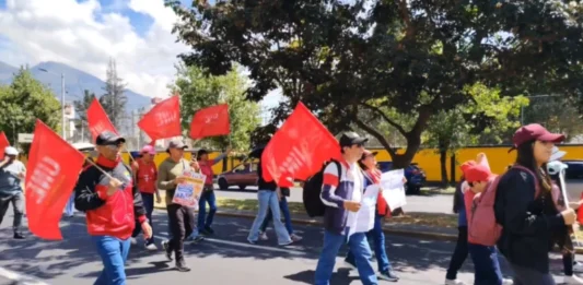 Docentes ecuatorianos marchan contra extensión de jornada laboral