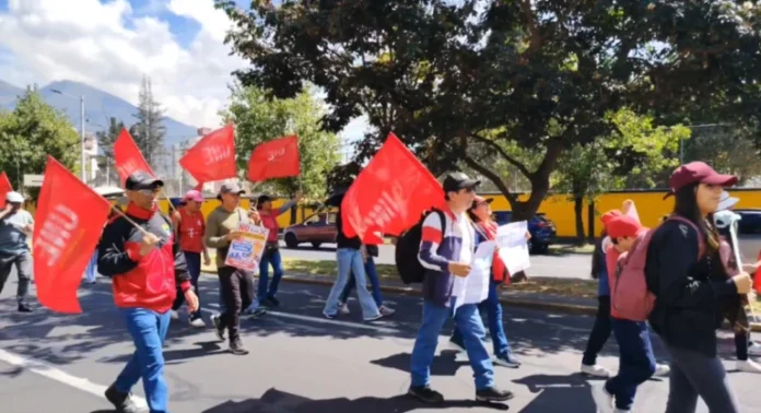 Docentes ecuatorianos marchan contra extensión de jornada laboral Docentes ecuatorianos marchan contra extensión de jornada laboral