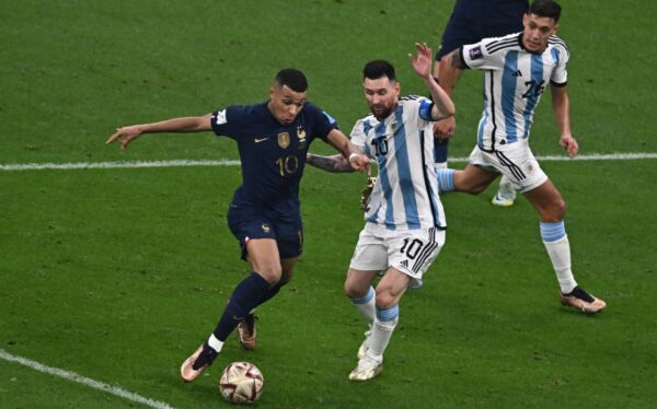 messi-presiona-mbappe-Mundial Catar 2022