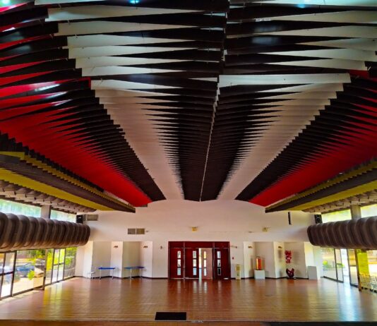 El Plafón de Carlos Cruz-Diez: El templo de la cromoestructura en Valencia | Diego Armando Trejo