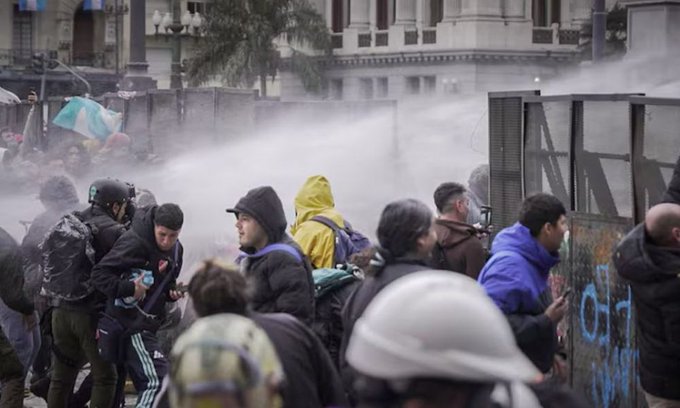 Agua a presión y gases lacrimógenos Así reprimen las marchas contra Ley de Tierras en Argentina
