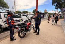 Comerciantes y peatones aplauden despeje de aceras en municipio Valencia Despeje de aceras en Valencia