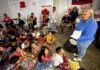 Más de 100 niños de Los Samanes reciben kits escolares y cine ambiental kits escolares Los Samanes