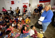 Más de 100 niños de Los Samanes reciben kits escolares y cine ambiental kits escolares Los Samanes