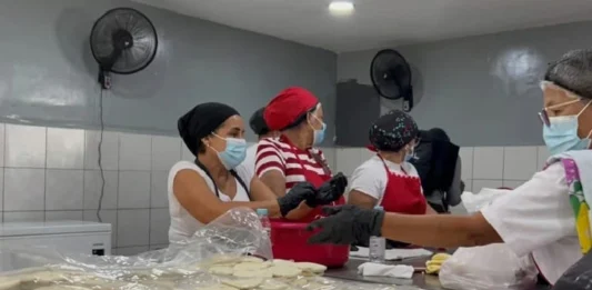 Campamentos transitorios reciben variedad de menús balanceados