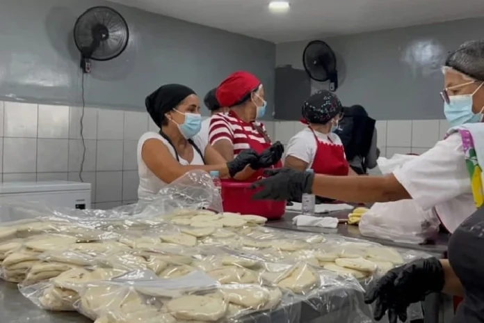 Campamentos transitorios reciben variedad de menús balanceados