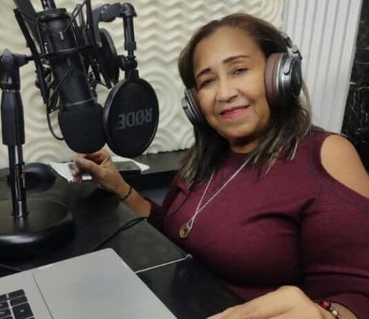 Carmen Puyosa: una voz de resiliencia y comunicación Carmen Puyosa-locutora Puerto Cabello 2