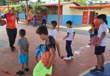 Dictan clínica de baloncesto en la parroquia Santa Rosa de Valencia Clínica-de-Baloncesto