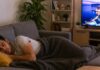 ¿Por qué algunas personas necesitan tener la TV encendida o escuchar un podcast para dormir? Dormir con la TV encendida