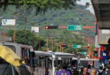 Carabobeños destacan la importancia del semáforo en su día