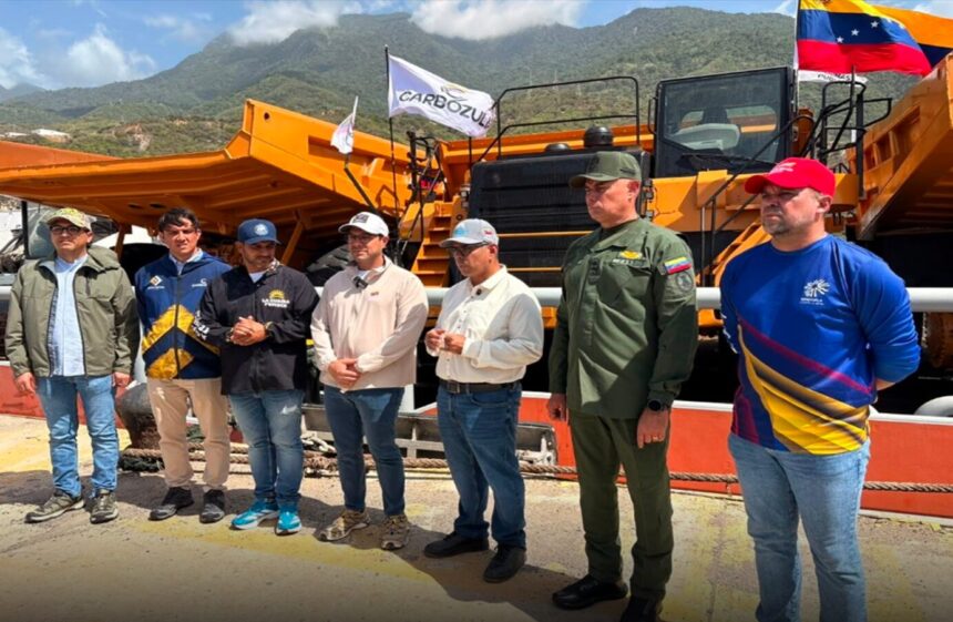 Maquinaria-pesada-llega-a-La-Guaira-para-acelerar-recoleccion-de-escombros