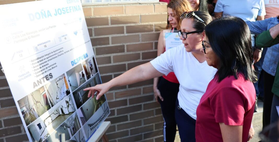 Delcy Rodríguez entrega créditos financieros a condominios afectados por los sismos Delcy Rodríguez entrega créditos financieros a condominios afectados por los sismos