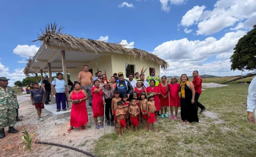 Guayana Esequiba: Entregan primera casa modelo con enfoque intercultural en Santa Cruz de Mapaurí Primera casa modelo en Santa Cruz de Mapaurí