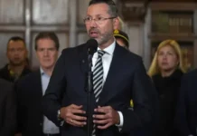 En Colombia exigen renuncia del ministro de Vivienda tras su viaje luego del terremoto