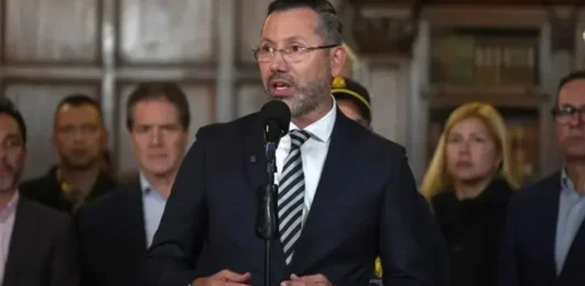 En Colombia exigen renuncia del ministro de Vivienda tras su viaje luego del terremoto