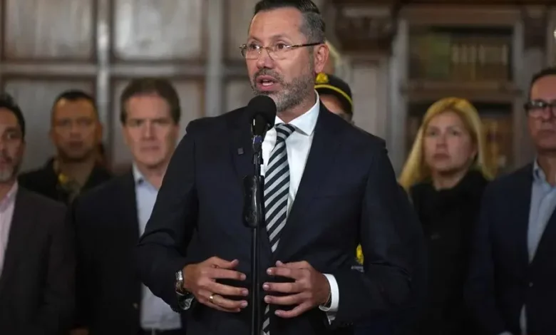 En Colombia exigen renuncia del ministro de Vivienda tras su viaje luego del terremoto En Colombia exigen renuncia del ministro de Vivienda tras su viaje luego del terremoto