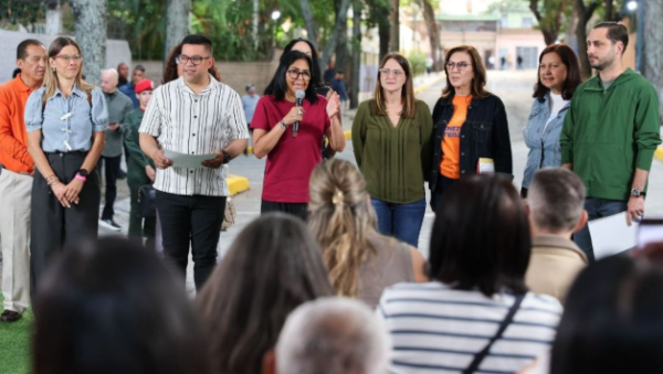 Delcy Rodríguez entrega créditos financieros a condominios afectados por los sismos
