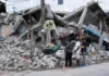 personas observan un edificio destruido por el terremoto de colombia EFE