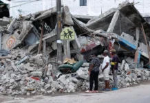Cifra de fallecidos por terremoto en Colombia se acerca a los 300 personas observan un edificio destruido por el terremoto de colombia EFE