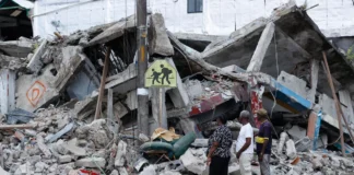 personas observan un edificio destruido por el terremoto de colombia EFE