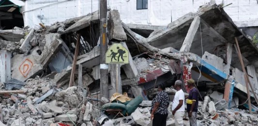 personas observan un edificio destruido por el terremoto de colombia EFE