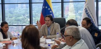 Autoridades evalúan planes para fortalecer el transporte terrestre