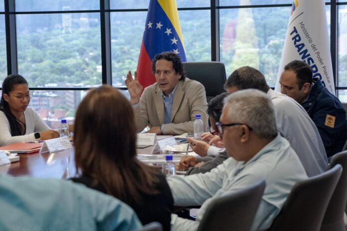 Autoridades evalúan planes para fortalecer el transporte terrestre
