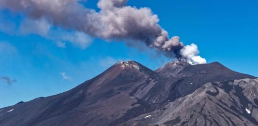 Volcán en Sicilia provoca cierre de aeropuerto de Catania