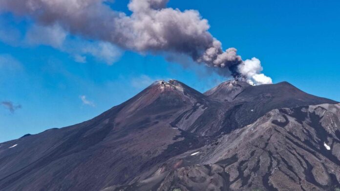 Volcán en Sicilia provoca cierre de aeropuerto de Catania Volcán en Sicilia provoca cierre de aeropuerto de Catania