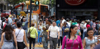 Hinterlaces: 81% de los venezolanos cree que la economía mejoraría si levantaran las sanciones y bloqueos hinterlaces-venezolanos-economia