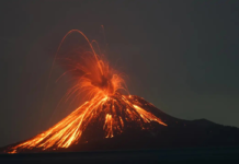 Indonesia declara alerta máxima tras erupción del volcán Anak Krakatau