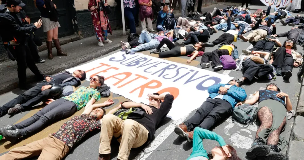 Protestan en Colombia por ajustes fiscales y retrasos administrativos Protestan en Colombia por ajustes fiscales y retrasos administrativos
