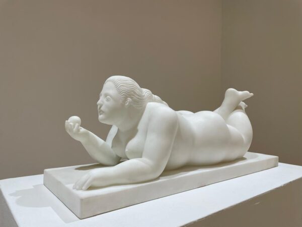 Botero-Muva-mujer echada con manzana