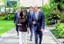 Delcy Rodríguez y Colin Dick