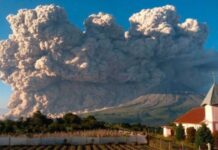 Indonesia: Volcán Sinabung entra en erupción y lanza cenizas a casi 3,5 km de altura Volcán Sinabung en Indonesia