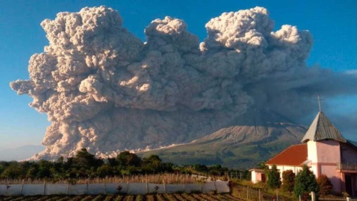 Indonesia: Volcán Sinabung entra en erupción y lanza cenizas a casi 3,5 klm de altura Volcán Sinabung en Indonesia