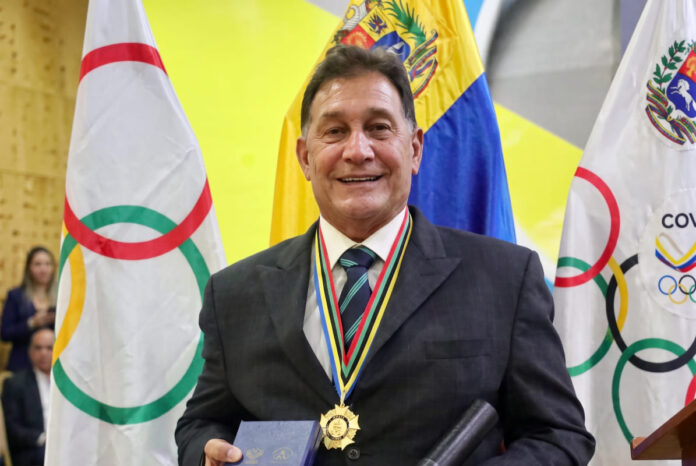 Glen-Sochasky-recibe-la-Orden-Oswaldo-Papelon-Borges-por-parte-del-Comite-Olimpico-Venezolano-768x768-1