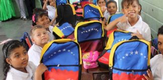 Niños de Venezuela bolsos escolares