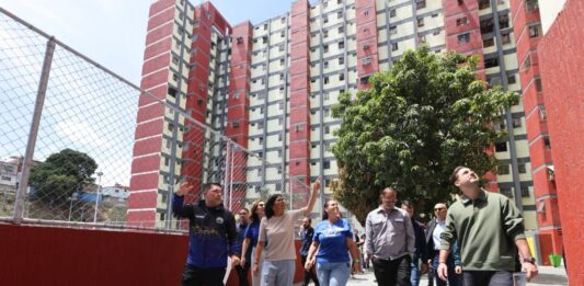 Delcy Rodríguez entrega 440 viviendas rehabilitadas