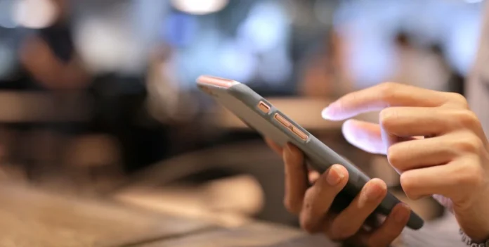 ¿El celular te escucha? Por qué aparece publicidad de cosas que acabas de nombrar El celular te escucha