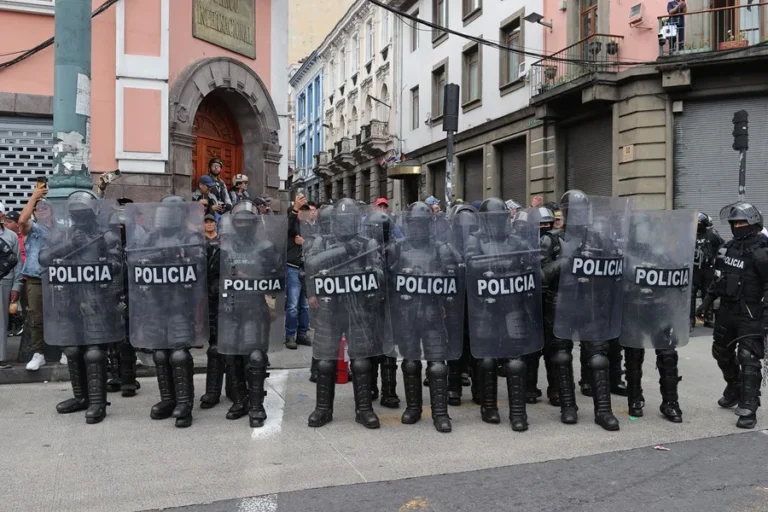 Patrullaje militar en las calles de Quito genera debate urbano