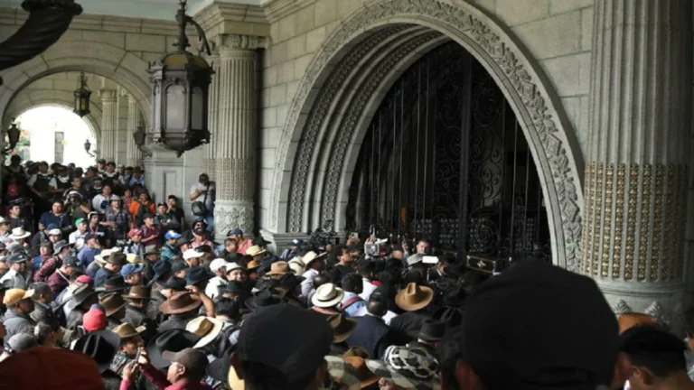 Manifestantes y policía nacional se enfrentan en Guatemala