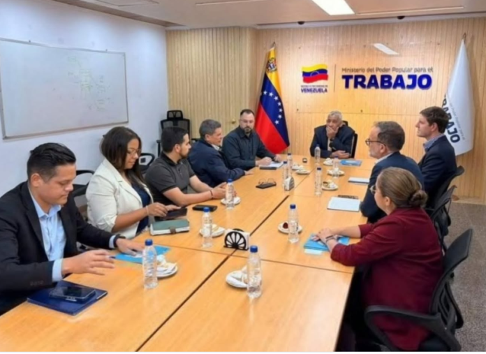 El ministro para el Proceso Social de Trabajo, Carlos Castillo, sostuvo un encuentro estratégico con autoridades del
