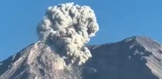 Indonesia: Volcán Semeru entra en erupción en y dispersa ceniza volcánica en Java Oriental